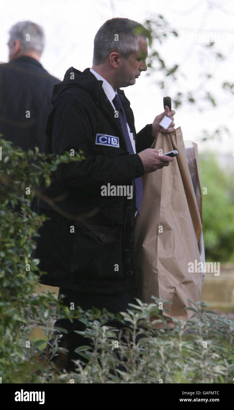 Hampshire ufficiali di polizia presso l'ostello Elderfield ex-offenders a Otterbourne vicino Winchester. La polizia ha arrestato quattro persone presso la proprietà questa mattina presto durante le indagini sul brutale assassinio di Georgina Edmonds, 77 anni. Foto Stock