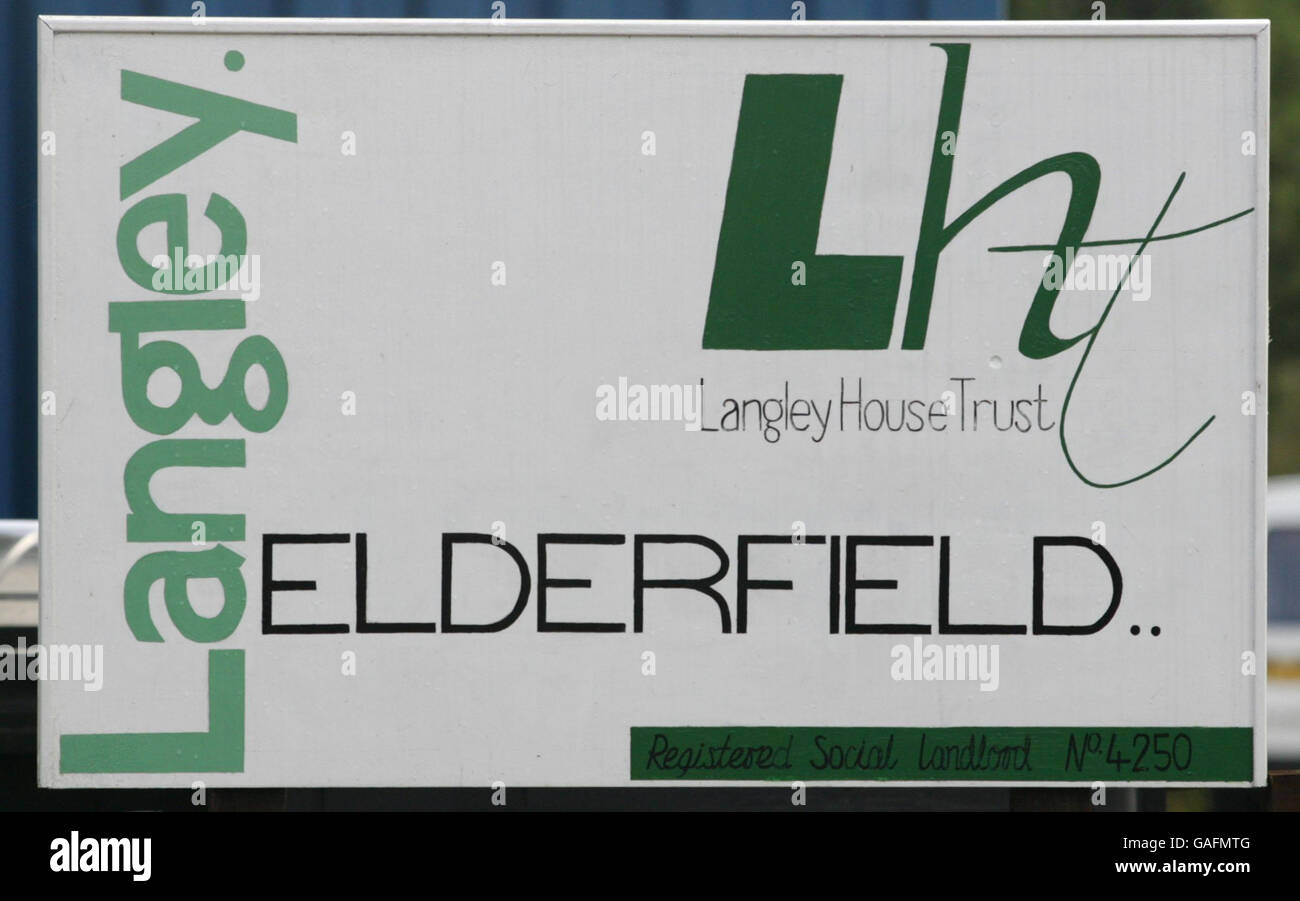 Il segno fuori del Elderfield ex-offenders ostello a Otterbourne vicino Winchester. La polizia ha arrestato quattro persone presso la proprietà questa mattina presto durante le indagini sul brutale assassinio di Georgina Edmonds, 77 anni. Foto Stock