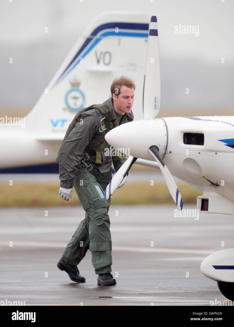 Il principe William si prepara ad andare in volo mentre si allenava presso la base aerea RAF Cranwell, vicino a Sleaford, Lincolnshire. Foto Stock