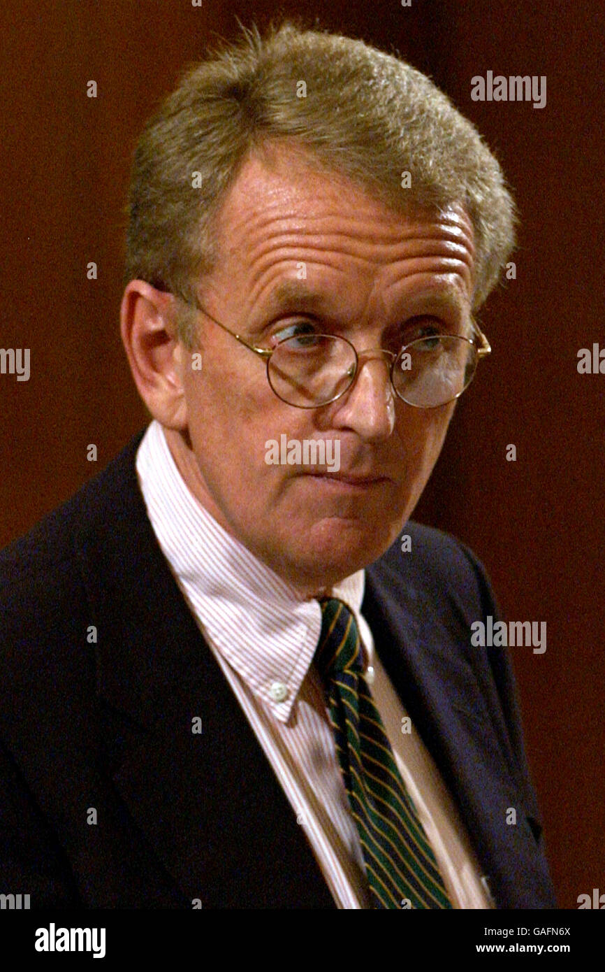 Il presidente del Press Reclames Council, Sir Christopher Meyer, si rivolge alla Society of Editors di Londra. I redattori di giornali sono stati avvertiti stasera contro i pericoli di diventare compiacenti per le minacce all'indipendenza editoriale. Sir Christopher, capo della guardia del settore, ha annunciato una serie di nuove iniziative volte ad aiutare le persone coinvolte nei reclami contro la stampa. Il presidente del Press Reclames Council (PCC) ha affermato che le recenti richieste di nuove leggi per la tutela della privacy e di altre questioni relative ai media sono state respinte a favore di una continua autoregolamentazione. Vedere PA storia MEDIA PCC. Foto Stock