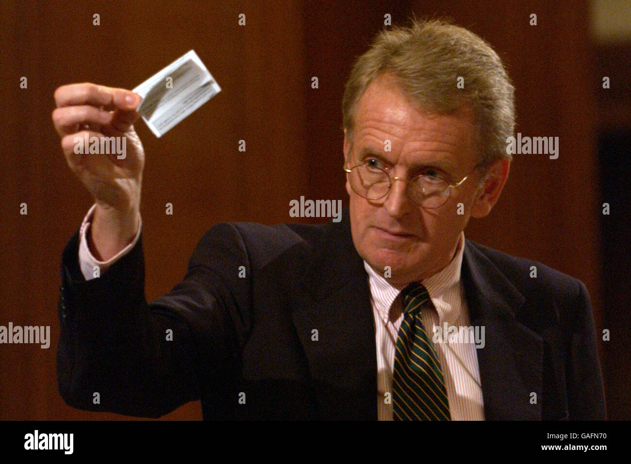 Il presidente del Press Reclames Council, Sir Christopher Meyer, si rivolge alla Society of Editors di Londra. I redattori di giornali sono stati avvertiti stasera contro i pericoli di diventare compiacenti per le minacce all'indipendenza editoriale. Sir Christopher, capo della guardia del settore, ha annunciato una serie di nuove iniziative volte ad aiutare le persone coinvolte nei reclami contro la stampa. Il presidente del Press Reclames Council (PCC) ha affermato che le recenti richieste di nuove leggi per la tutela della privacy e di altre questioni relative ai media sono state respinte a favore di una continua autoregolamentazione. Vedere PA storia MEDIA PCC. Foto Stock