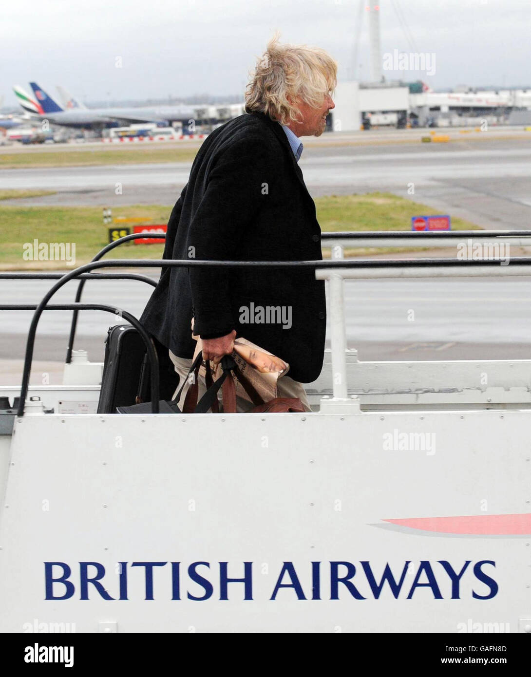 Sir Richard Branson si isita a bordo di un aereo della British Airways per recarsi in Cina con il primo ministro britannico Gordon Brown come parte di una delegazione d'affari. Un aereo della British Airways Boeing 777 in volo dalla Cina che è atterrato a breve distanza dalla pista all'aeroporto di Heathrow ritardando l'aereo della PM. Foto Stock