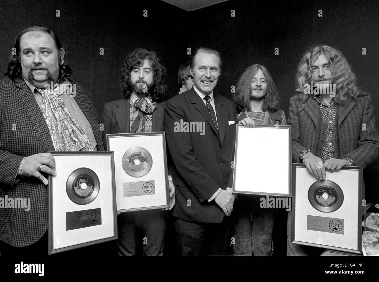 Anthony Grant (centro), Segretario parlamentare del Consiglio di Amministrazione del Commercio, presenta i dischi d'oro (un milione di vendite) a LED Zeppelin, a Londra Foto Stock