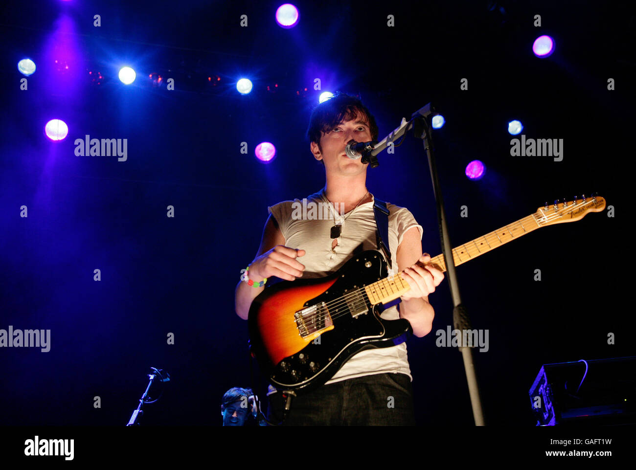 Il bassista di Babyshambles Drew McConnell, esegue una canzone in assenza del cantante Pete Doherty, che ha annullato all'ultimo minuto a causa di malattie, durante la festa di lancio dei NME Awards, all'Indigo O2 a Greenwich, Londra all'Indigo O2 a Greenwich, Londra. Foto Stock