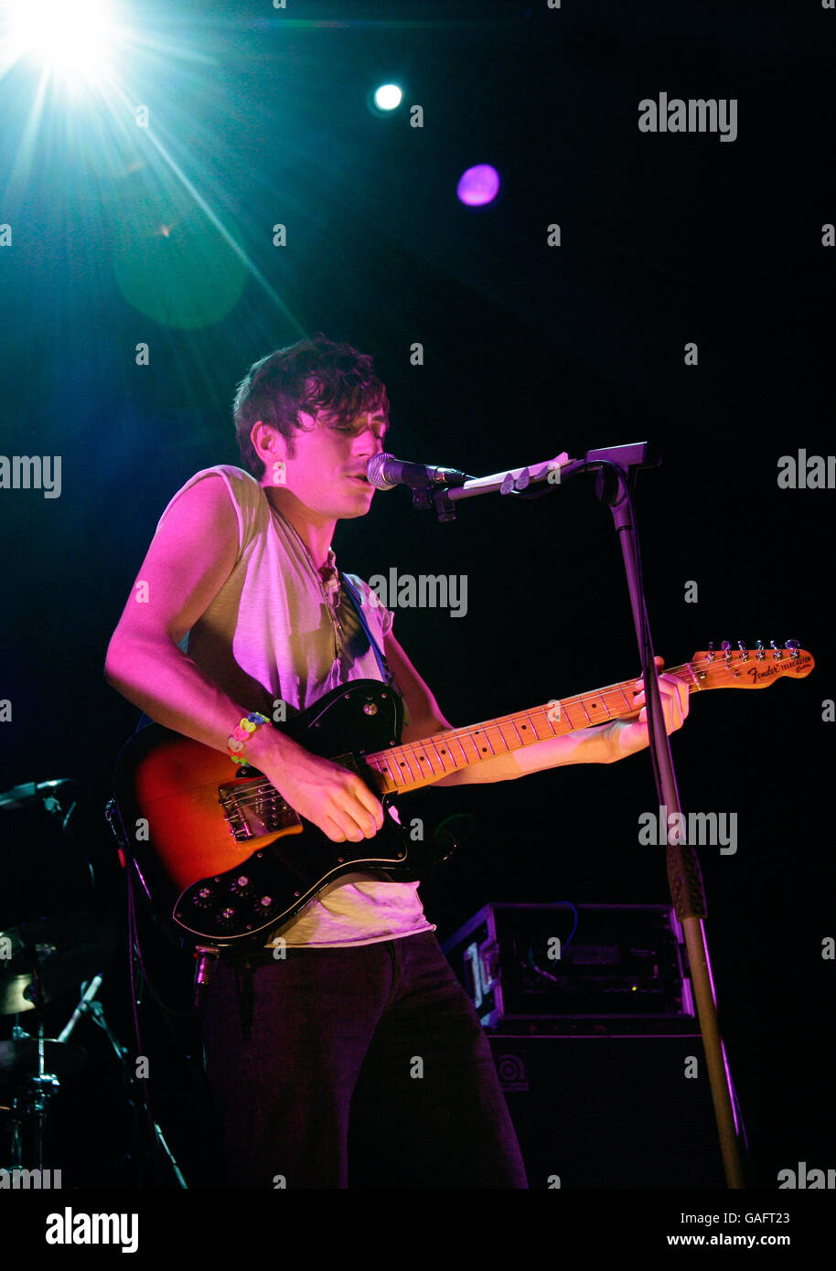 Il bassista di Babyshambles Drew McConnell, esegue una canzone in assenza del cantante Pete Doherty, che ha annullato all'ultimo minuto a causa di malattie, durante la festa di lancio dei NME Awards, all'Indigo O2 a Greenwich, Londra all'Indigo O2 a Greenwich, Londra. Foto Stock