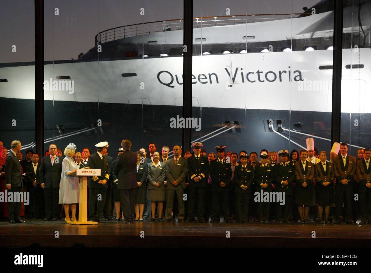 Il Principe di Galles e la Duchessa di Cornovaglia (estrema sinistra) si affacciano sulla Regina Vittoria dal palco del porto di Southampton, dove la Duchessa chiamò la Regina Vittoria della nave Cunard. Foto Stock