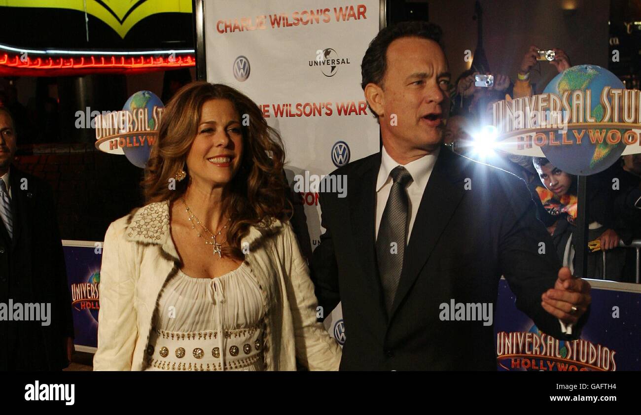 Rita Wilson e Tom Hanks arrivano alla prima guerra di Charlie Wilson al CityWalk Cinema di Universal City, Los Angeles. Foto Stock