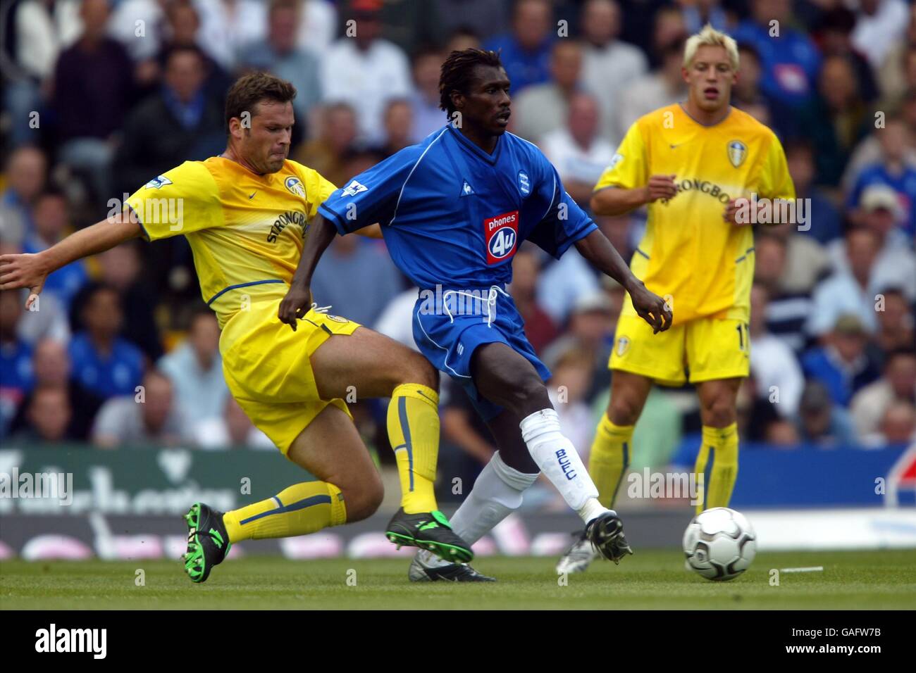 Calcio - fa Barclaycard Premiership - Birmingham City / Leeds United. Mark Vivuka del Leeds United affronta Aliou Cisse di Birmingham Foto Stock