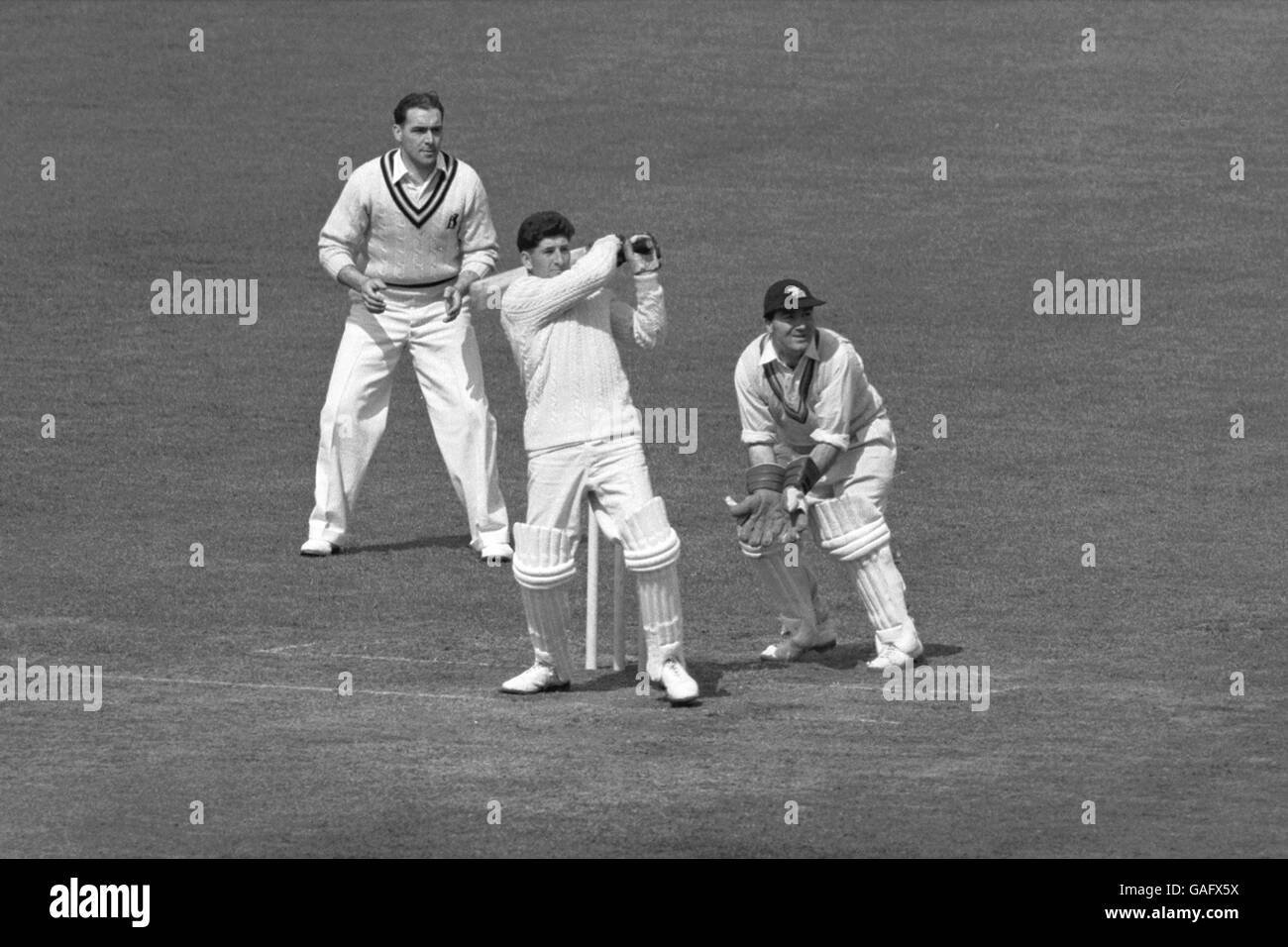 Cricket - Marylebone Cricket Club / Surrey - terzo giorno. Ken Barrington (c) di Surrey colpisce un quattro, guardato dal guardiano MCC Godfrey Evans (r) Foto Stock