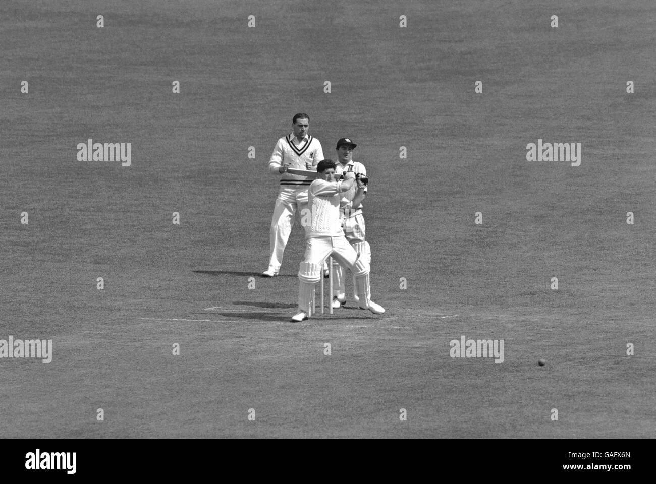 Cricket - Marylebone Cricket Club / Surrey - secondo giorno. Batting di Surrey's Ken Barrington (fronte) Foto Stock