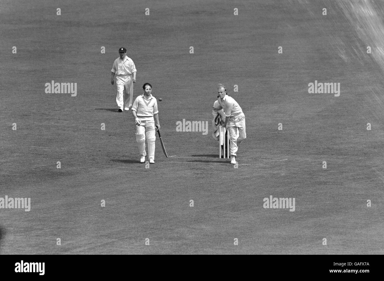 Cricket - Marylebone Cricket Club / Surrey - primo giorno. Il bowling Tony Lock (r) di Surrey Foto Stock