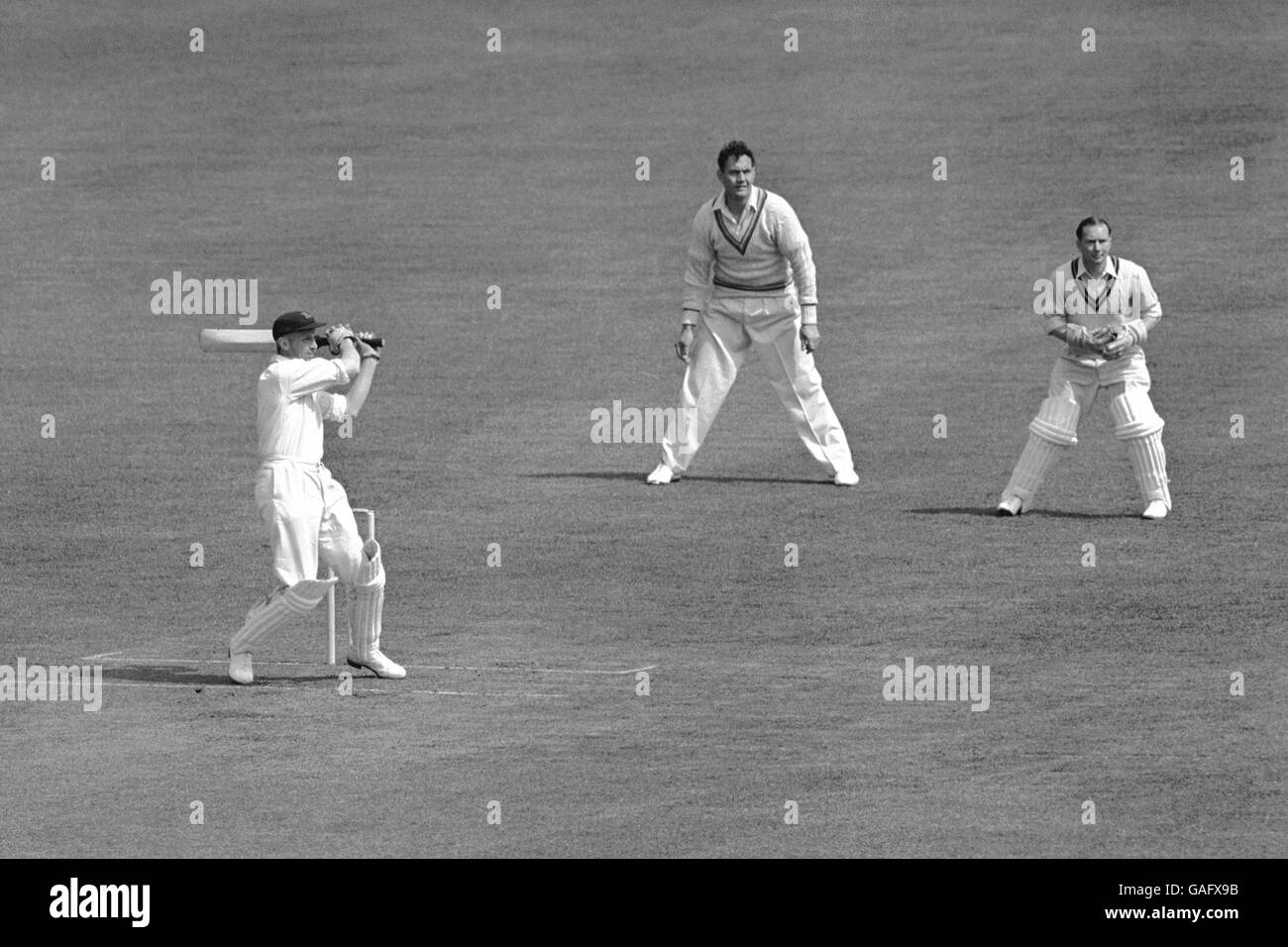 (L-R) il TC Dodds di MCC sbatte la palla fino al confine, guardato da Eric Bedser di Surrey e Arthur McIntyre Foto Stock