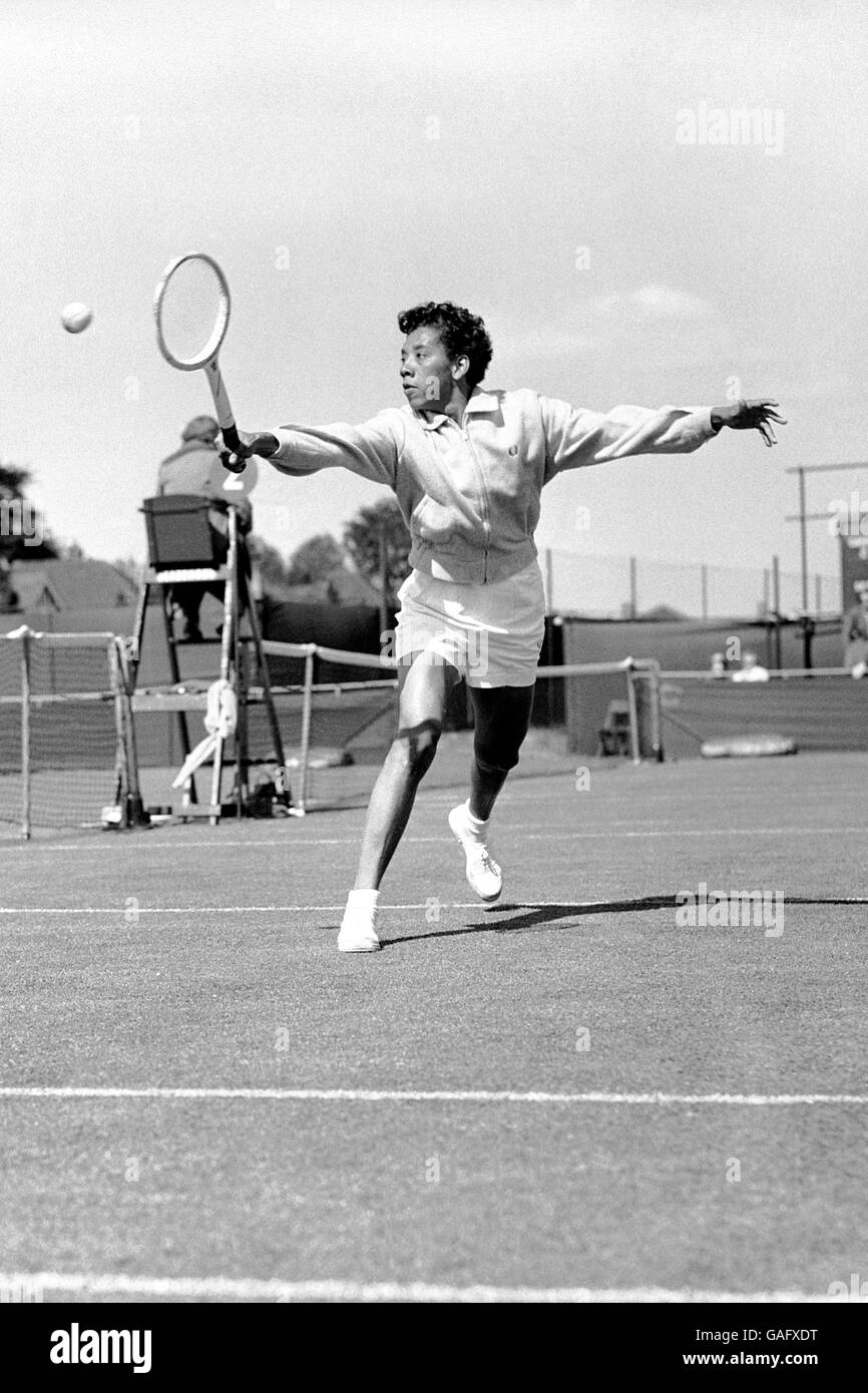 Tennis - Campionati Surrey - Surbiton. Althea Gibson in azione Foto Stock