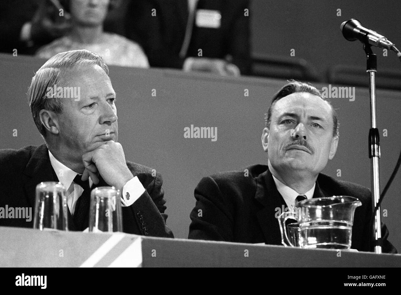 Il leader conservatore del partito, Edward Heath, (a sinistra) il M.P. di Bexley, in atmosfera riflessiva, in compagnia del collega Tory, Enoch Powell, il M.P. di Wolverhampton sud-occidentale, Staffordshire. Foto Stock