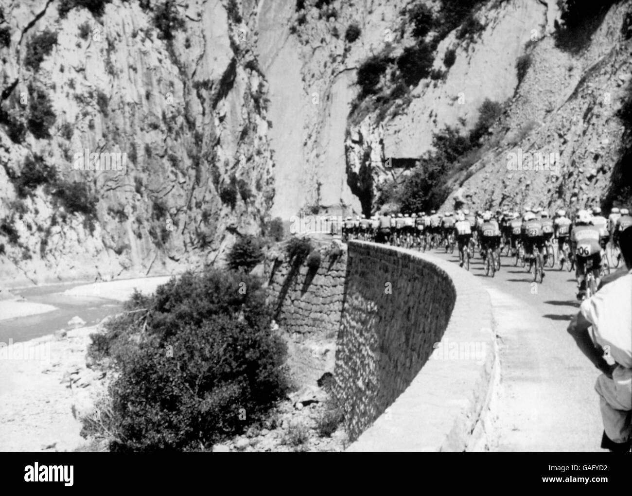 Ciclismo - 49° Tour de France - 18° tappa - da Antibes a Briancon. Il peloton scorre attraverso una gola sulla strada per Briancon Foto Stock