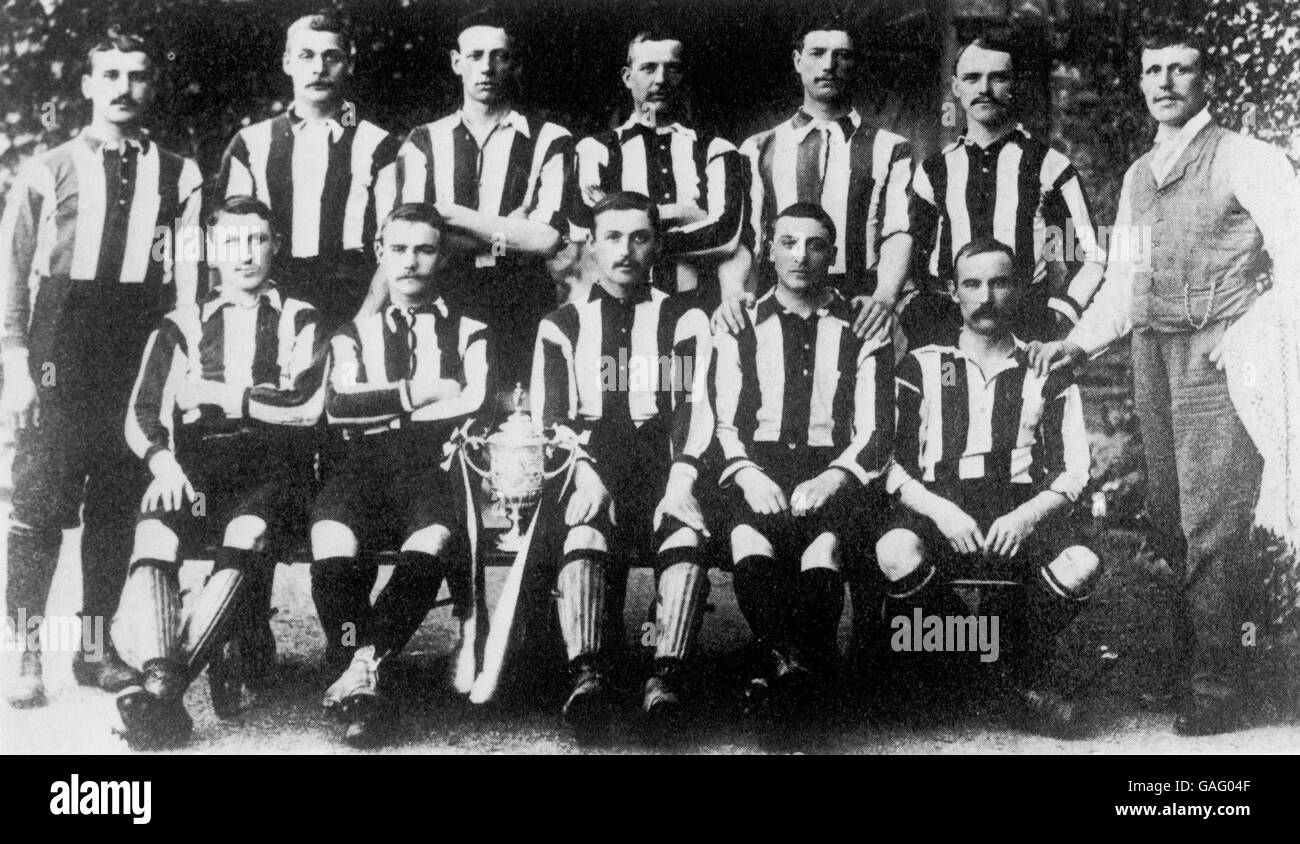 Il vittorioso team della contea di Notts posa con la fa Cup: (Fila posteriore, l-r) Charlie Bramley, Theophilus Harper, David Calderhead, George Toone, Jack Hendry, Alf Shelton, Trainer Joe Goode (prima fila, l-r) Arthur Watson, Sam Donnelly, Jimmy Logan, Dan Bruce, Harry Daft Foto Stock