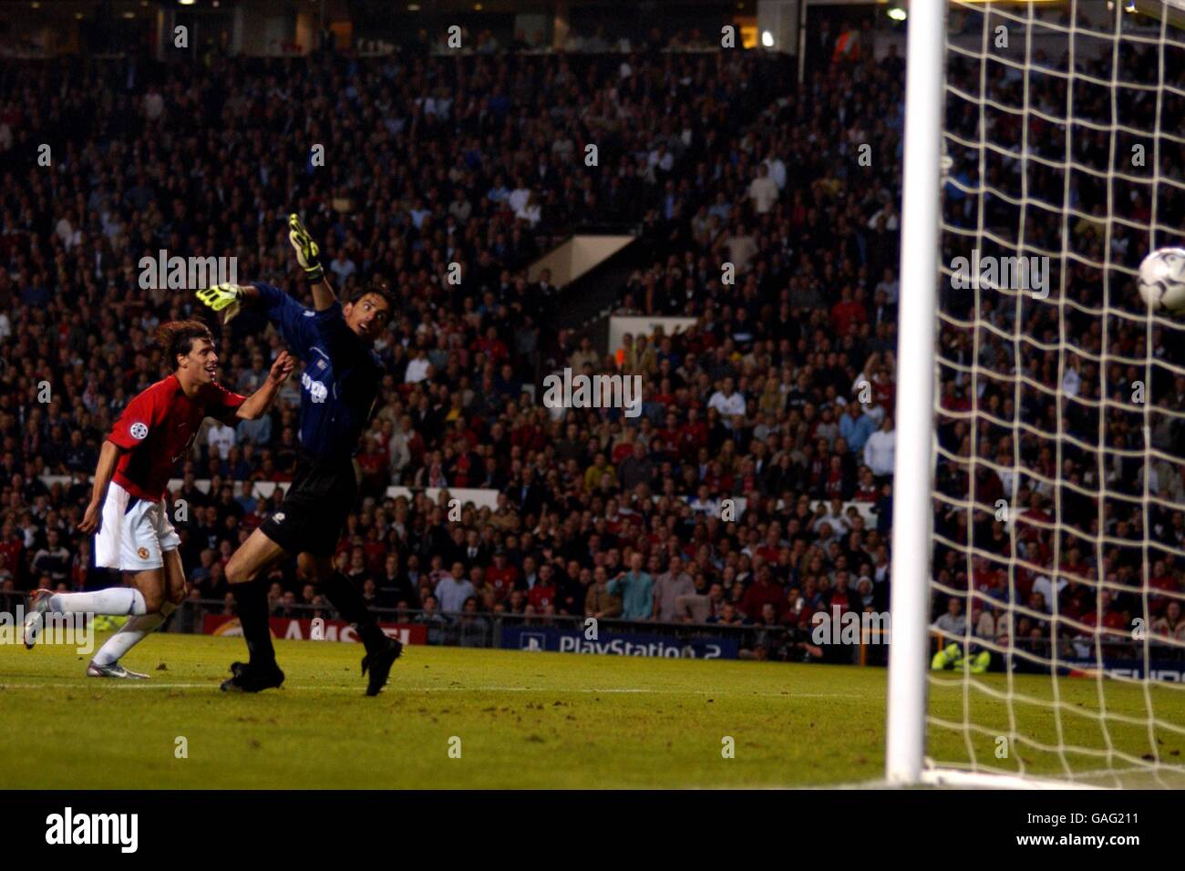 Il Ruud Van Nistelrooy di Manchester United si gira per festeggiare dopo aver segnato Il 4° gol contro Maccabi Haifa Foto Stock