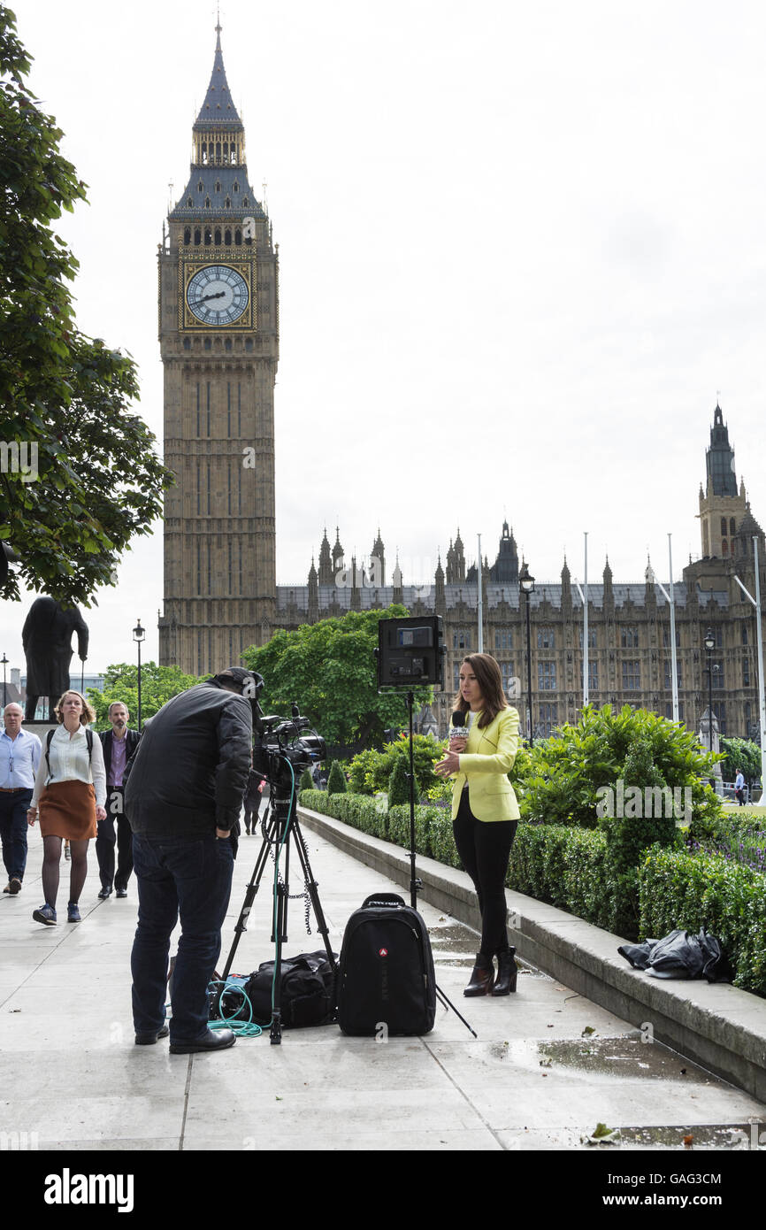 Sky News outside broadcast in piazza del Parlamento nella City of Westminster, Londra, Inghilterra, Regno Unito Foto Stock