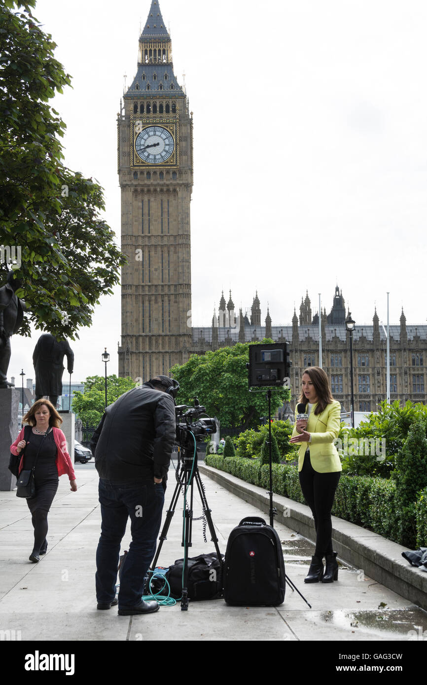 Sky News outside broadcast in piazza del Parlamento nella City of Westminster, Londra, Inghilterra, Regno Unito Foto Stock