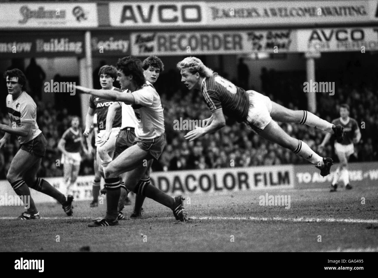 Calcio - Canon League Division uno - West Ham United contro Watford. Frank McAvennie (r) di West Ham United segna il primo goal della sua squadra con una testata subacquea completa Foto Stock