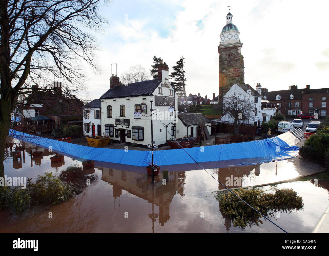 Le barriere contro le inondazioni proteggono il pub Plough Inn di Upton, Worcestershire. Foto Stock