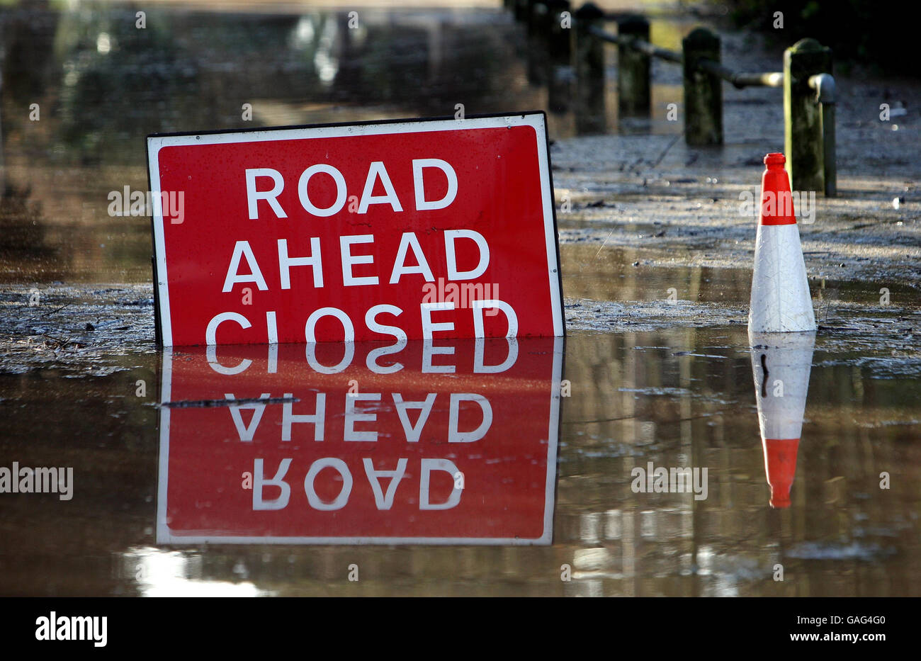 Church Street a Kempsey, nel Worcestershire, è chiusa a causa di inondazioni. Foto Stock