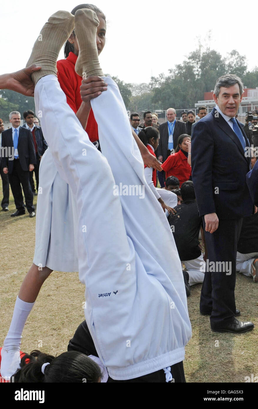 Il primo ministro Gordon Brown con gli studenti dell'Università di Delhi ha lanciato una squadra sportiva di 9 milioni di "ispirazione internazionale", progettata per aiutare le Olimpiadi di Londra del 2012 a lasciare un'eredità duratura in tutto il mondo. Foto Stock