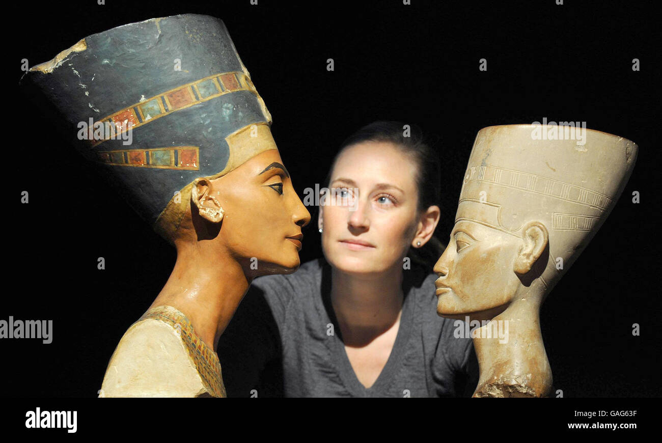 Chantelle Rountree esperto di antichità con due busti in stile Armarna di Nefertiti alla vendita di revival egiziano Bonhams che si svolge presso la casa d'aste di Londra il mercoledì. Il busto di gesso, a sinistra, è stimato a 1,000-1,500 e il busto di marmo, a destra a 3,000-4,000. Foto Stock