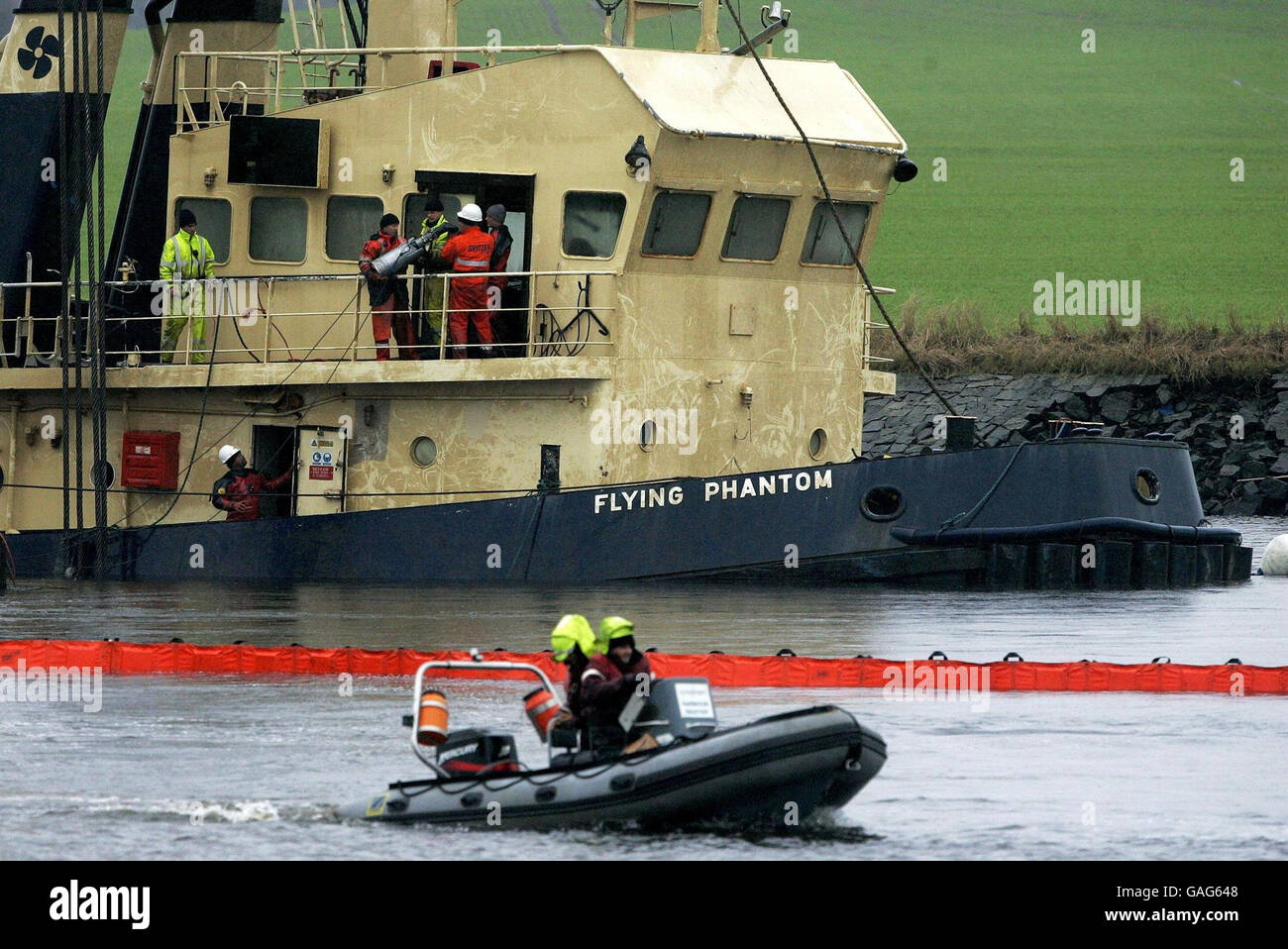 Il nome della barca Flying Phantom Tug è visibile come la chiatta, Atlante GPS, continua la sua operazione di salvataggio sul fiume Clyde.The Flying Phantom Tug affondato rivendicando la vita di tre uomini d'equipaggio. Foto Stock
