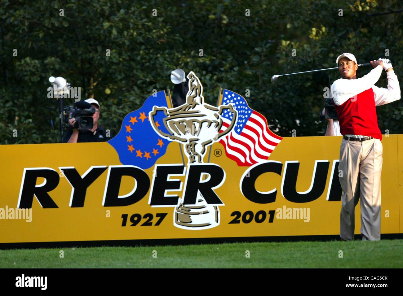 USA Tiger Woods tee off durante la sua partita contro l'Europa Lee Westwood e Sergio Garcia Foto Stock