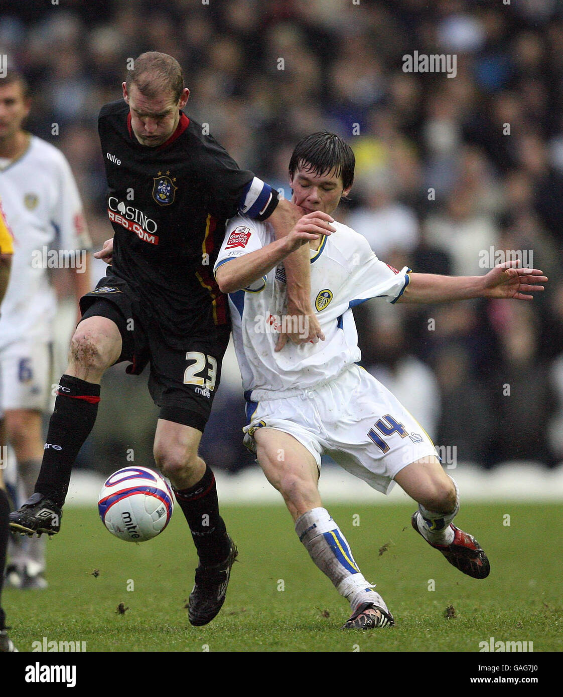 Jonathan Howson di Leeds United e Andy Booth di Huddersfield Town durante la partita della Coca-Cola League One a Elland Road, Leeds. Foto Stock