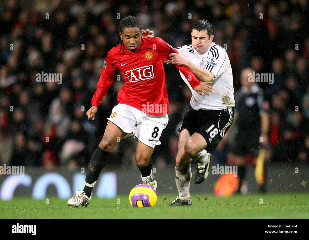 Calcio - Barclays Premier League - Manchester United / Derby County - Old Trafford. Andy Griffin della Derby County e Oliveira Anderson del Manchester United (a sinistra) lottano per la palla Foto Stock