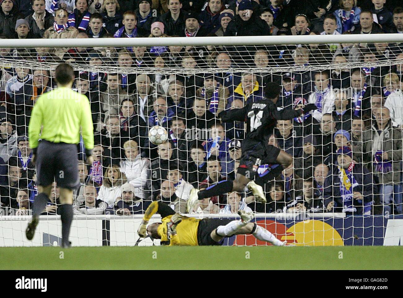 Calcio - UEFA Champions League - Gruppo e - Rangers / Olympique Lyonnais - Ibrox Stadium. L'Olympique Lyonnais' Sidney GOVOU segna il primo gol dopo il portiere di Rangers Allan McGregor Foto Stock