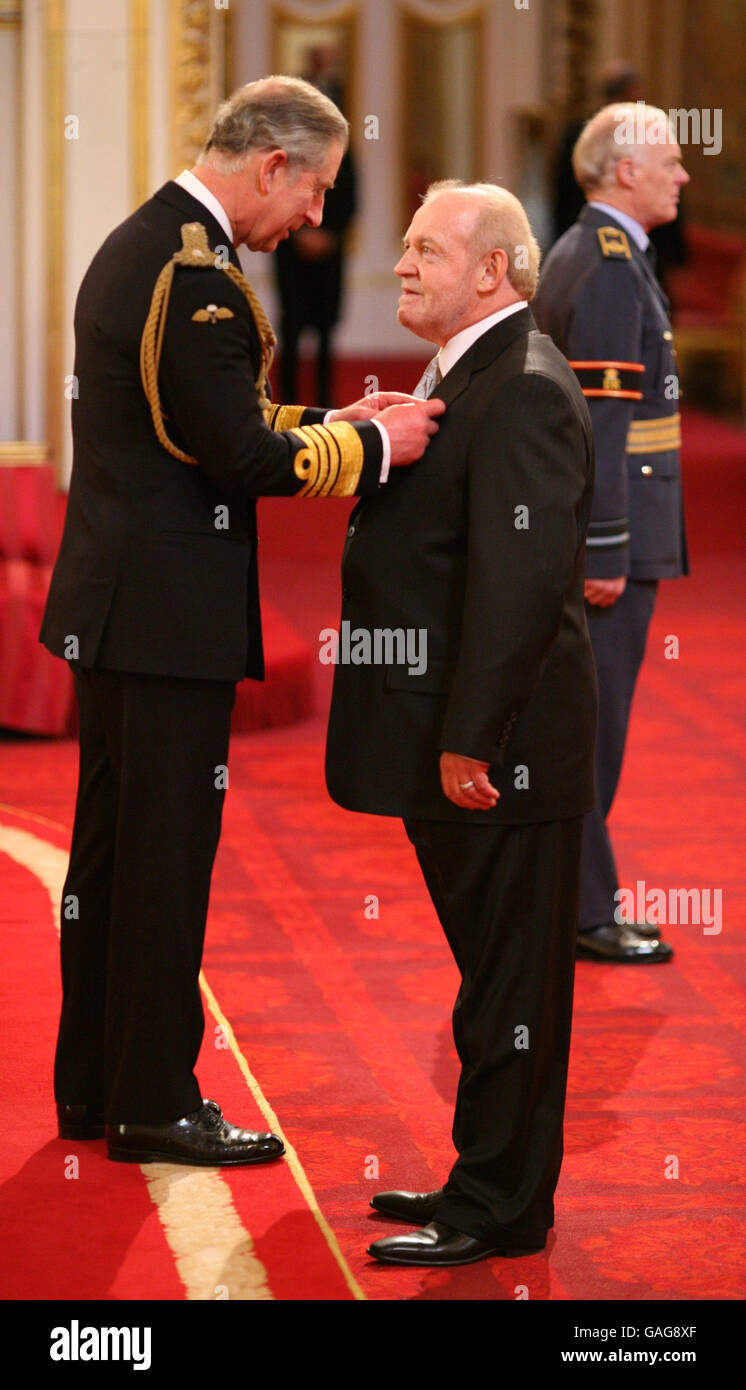 Il cantante e musicista Joe Cocker è un OBE per i servizi musicali del Principe del Galles all'interno della sala da ballo di Buckingham Palace nel centro di Londra. Foto Stock