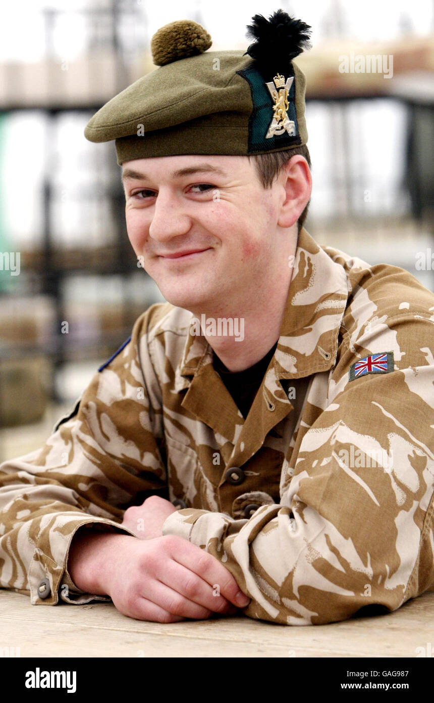 Privato Andrew Mathewson, 20 anni, raffigurato in Afghanistan oggi, dopo che ha proposto alla sua ragazza mentre in partenza nella sua città natale di Kelso. Foto Stock