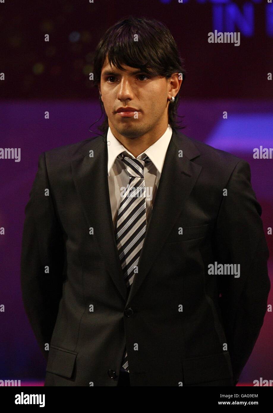 Calcio - FIFA World Player Gala - Teatro dell'Opera di Zurigo. Sergio Kun Aguero argentino riceve il premio FIFA U-20 World Cup Golden Shoe and Golden Ball al FIFA World Player Gala Foto Stock