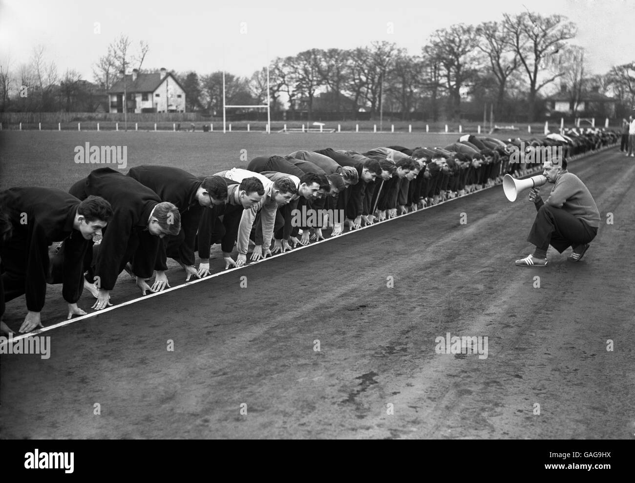 Atletica - AAA Young Athletes Course - Motspur Park. Capo allenatore nazionale per pista e campo Geoff Dyson (r) istruisce i giovani atleti su come iniziare uno sprint Foto Stock