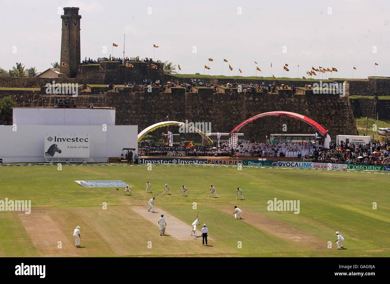 L'Inghilterra Ryan Sidebottom bocce a Upul Tharanga dello Sri Lanka durante la prima volta del terzo Test Match al Galle International Stadium di Galle, Sri Lanka. Foto Stock