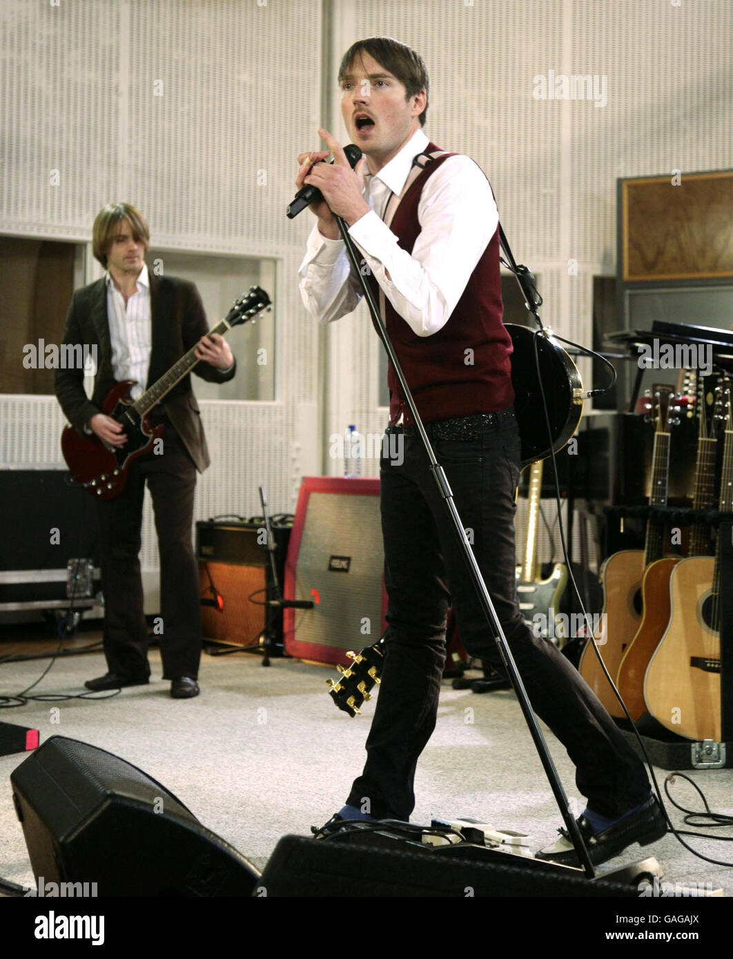 DaN Gillespie-sells (a destra), cantante principale del Feeling durante un'anteprima delle canzoni del loro prossimo album, 'Join with US', presso gli Abbey Road Studios nel nord di Londra. Foto Stock