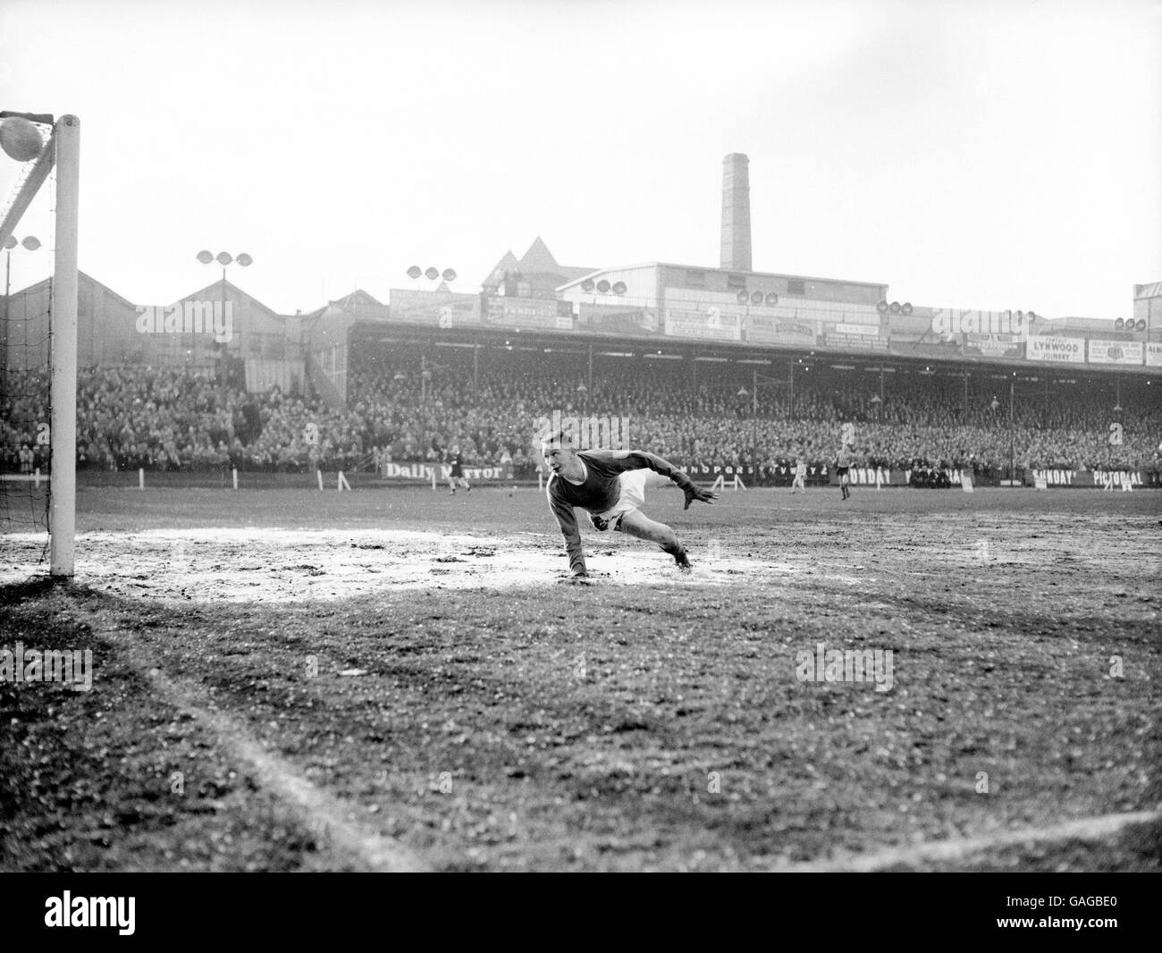 Calcio - fa Cup - terzo turno - Watford / Birmingham City. John Schofield, portiere della città di Birmingham, è ben picchiato mentre la palla si fizza oltre il posto Foto Stock