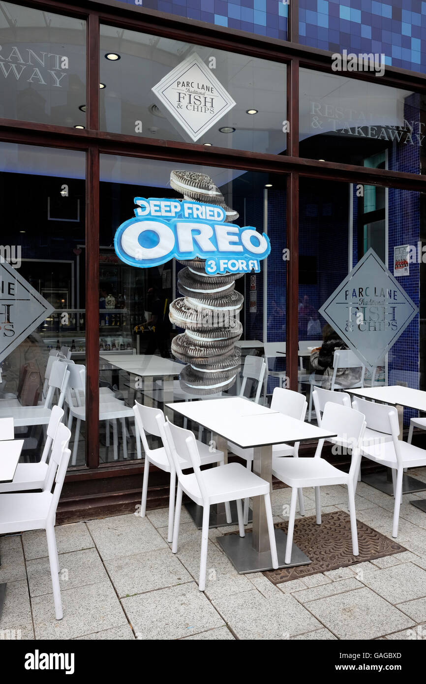 Cardiff Fish & Chip shop che vende fritte Oreos. Luglio 2016 Foto Stock