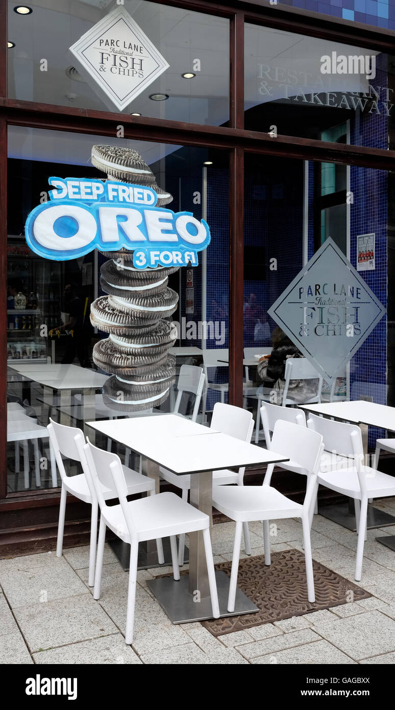 Cardiff Fish & Chip shop che vende fritte Oreos. Luglio 2016 Foto Stock