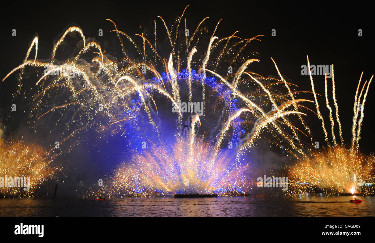 I fuochi d'artificio al London Eye nel centro di Londra segnano l'inizio del 2008. Foto Stock