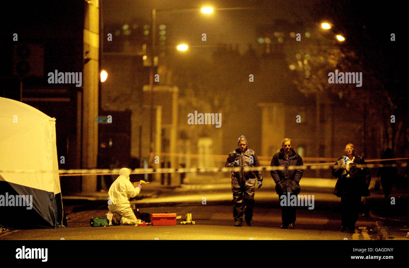 Esperti forensi alla scena Plevna Rd, Edmonton, a nord di Londra, dove un uomo di 18 anni è stato pugnalato a morte mentre si recava a casa dalle celebrazioni di Capodanno. Foto Stock