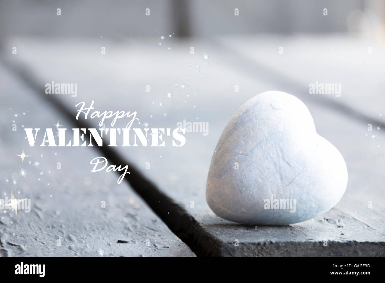 Cuore su un tavolo in legno e felice il giorno di San Valentino del testo Foto Stock