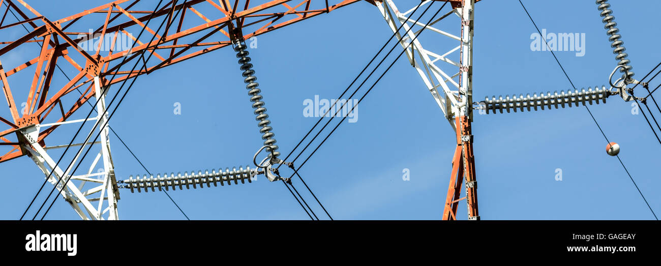 Impianto di elettricità isolate su un cielo blu Foto Stock