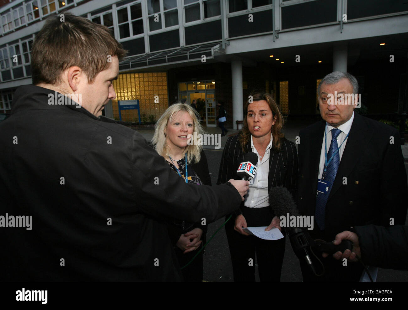 Cally Palmer (seconda a destra), direttore generale del Royal Marsden Hospital, rilascia una dichiarazione alla stampa fuori dall'ospedale di Chelsea, a ovest di Londra, mentre il direttore medico del Royal Marsden, il professor Martin Gore e il capo infermiere, Shelley Dolan, guardano avanti. Foto Stock