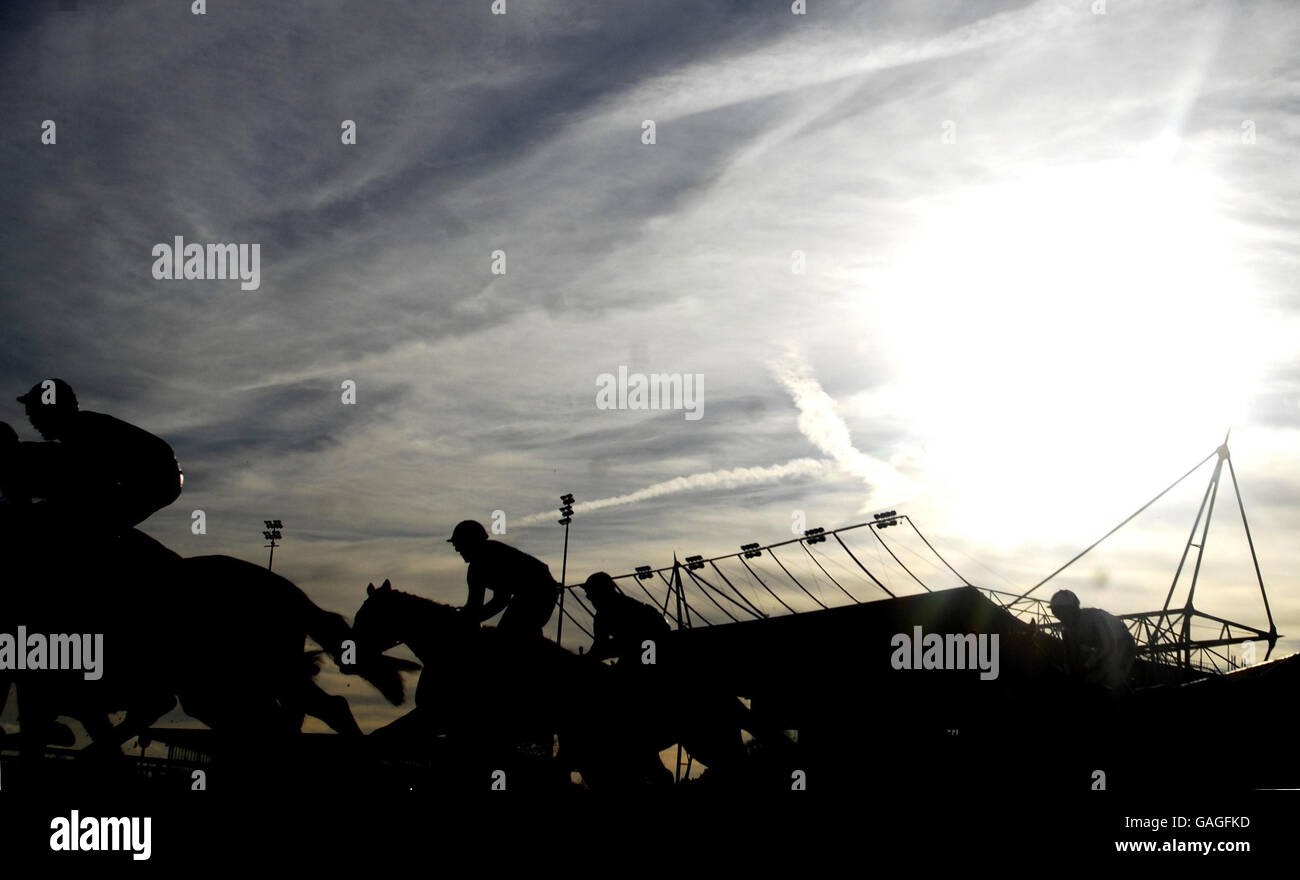 Corse di cavalli - Lanzarote Huddle Day - Ippodromo di Kempton Park. I corridori si allontanano dalla tribuna del intercasino.co.uk Novices' Hurdle al Kempton Park Racecourse. Foto Stock