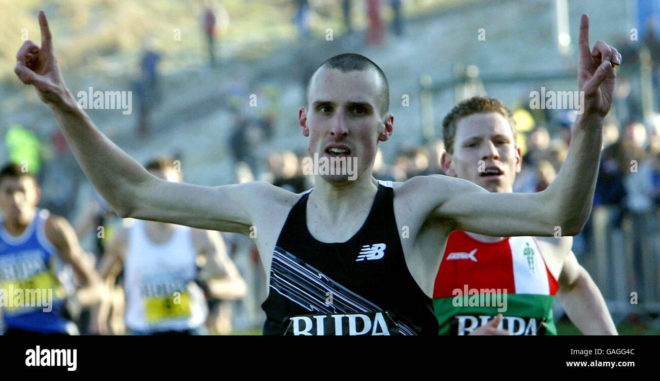 Andy Braddeley, in Inghilterra, vince il Men's 4.4k, parte del BUPA Great Edinburgh International Cross Country Run nell'Holyrood Park di Edimburgo. Foto Stock