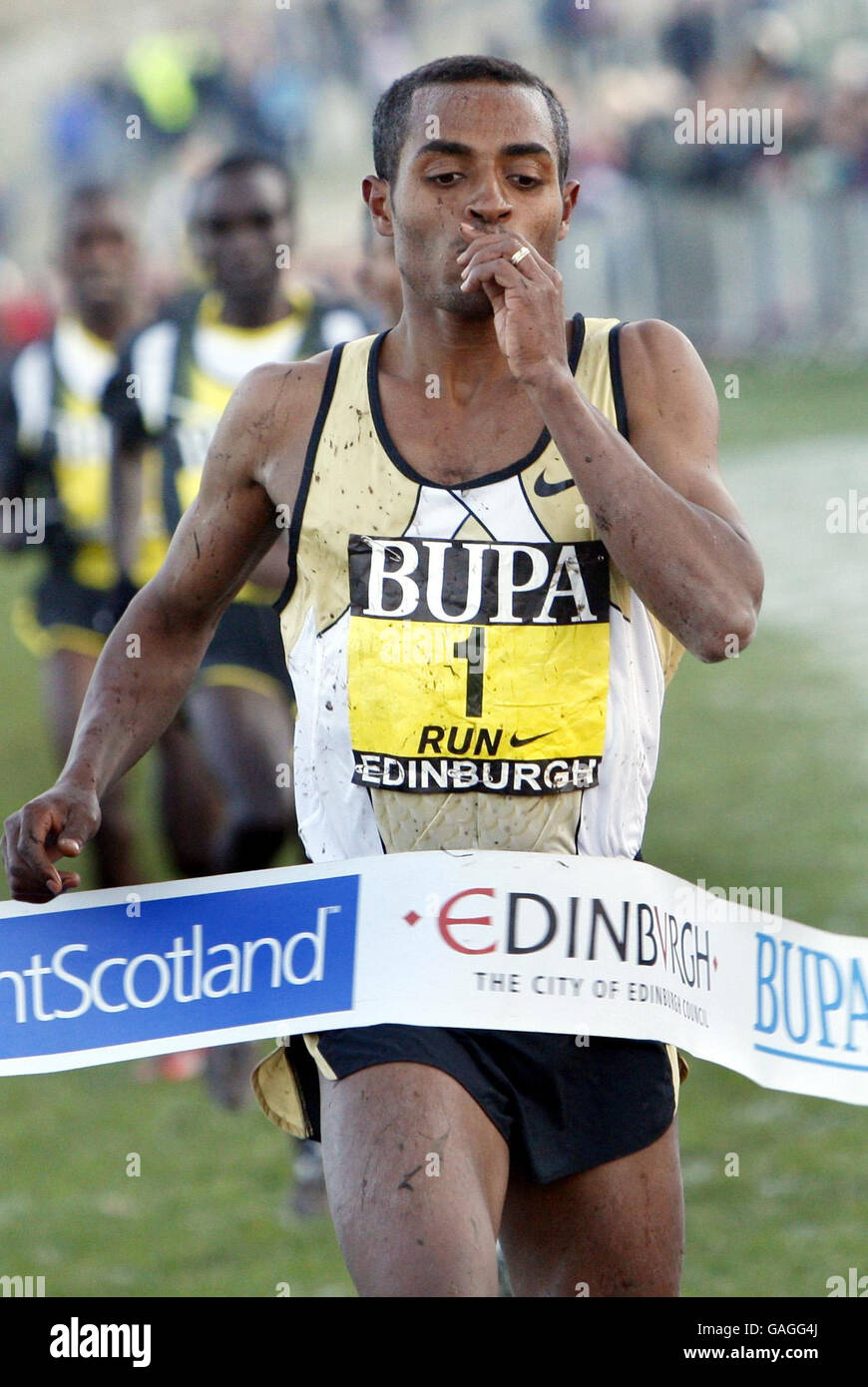 Il Kenenisa Bekele dell'Etiopia vince il premio maschile per il 9,3k, parte del BUPA Great Edinburgh International Cross Country Run nell'Holyrood Park di Edimburgo. Foto Stock
